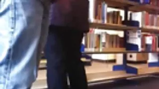 ალბერტო ბლანკო ორ ქალს იღებს.