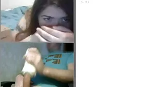 მან fucks სუპერმოდელია მისი თითების და იღებს მას squirt.
