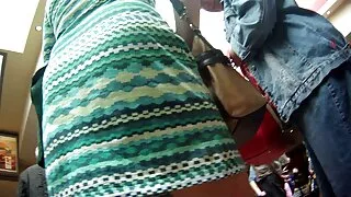 Sk ლურჯი და ლურჯი აძლევს სტუმარს სადილზე.