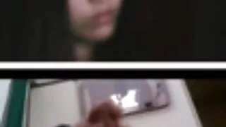 Schoolgirls უყურებს კაცი masturbate.