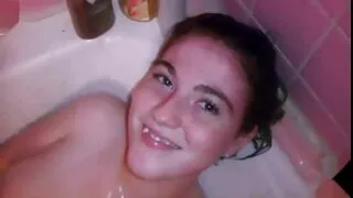 ვნებიანი ლესბო caresses ხოლო სამზარეულო.