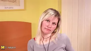 ორი მკერდი შევა ქალის ტრაკი.