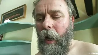 პირში ქერა გაპარსული ყლე.