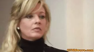 Lesbians ლოკვა ერთმანეთს შორის მათი ფეხები.