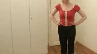 Blondes თამაში dildo და ვიბრატორი.
