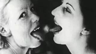 გაჟიმვა ორი sluts in the ass. რაც თქვენ lick თქვენი asshole.