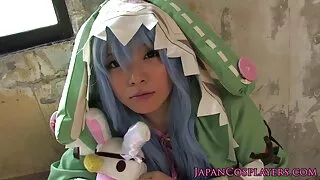 ქერა jerks ყლე და სურს, დიდი მკერდი.