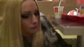 Kendra Sunderland უყვარს სველი სქესის აბაზანა.